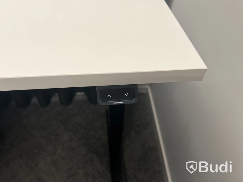 Höj- och sänkbart bord, kontorsstol och 2 st. Gardiner