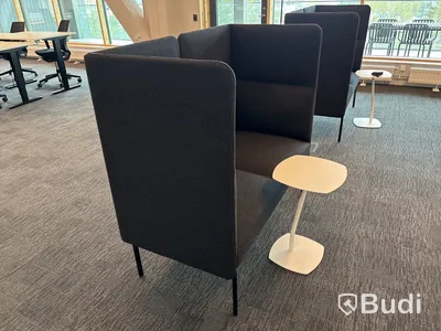 Ljudabsorberande soffa fora form och bord