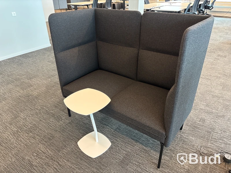 Ljudabsorberande soffa fora form och bord