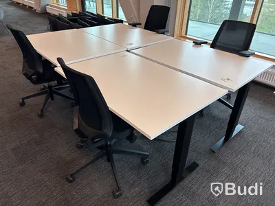 4 st. Höj- och sänkbara skrivbord Edsbyn och 4 st. Kontorsstolar profim