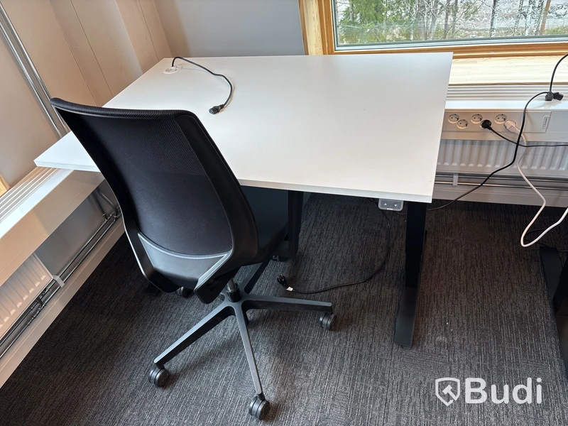 Höj- och sänkbart skrivbord Edsbyn och Kontorsstol profim