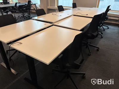 8 st. Höj- och sänkbara skrivbord Edsbyn och 8 st. Kontorsstolar profim - obs! Ett bord defekt