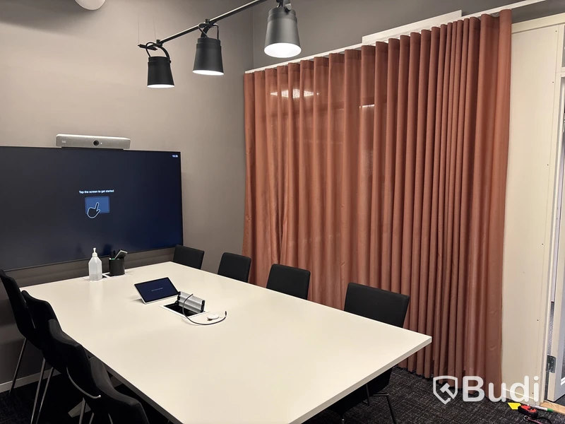 Konferensbord med 8 st. stolar och gardiner