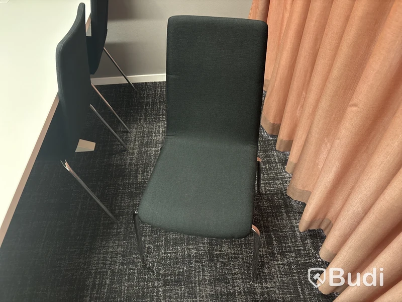 Konferensbord med 8 st. stolar och gardiner