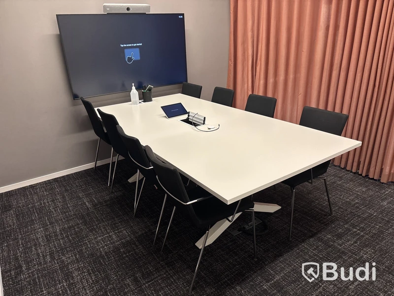 Konferensbord med 8 st. stolar och gardiner