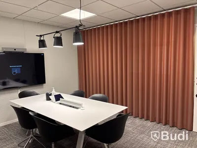 Konferensbord, 6 st. stolar och gardiner