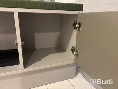 Förvaringsskåp med sittyta