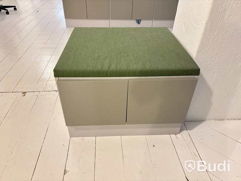 Förvaringsskåp med sittyta