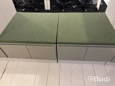 Förvaringsskåp med sittyta