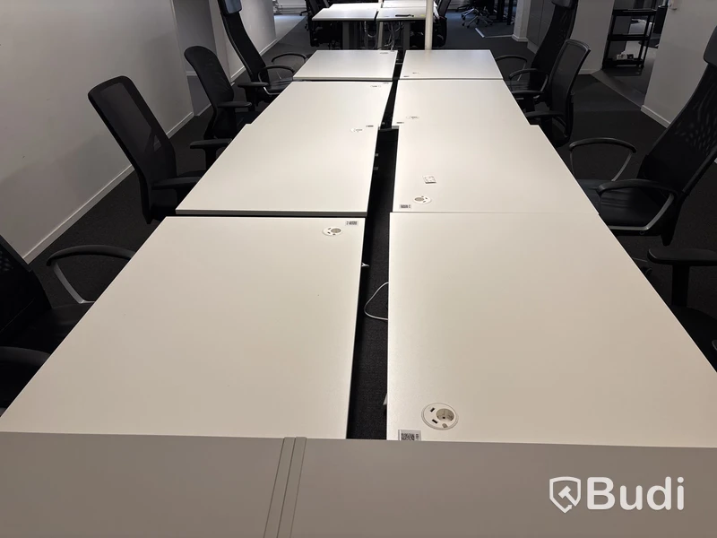 8 st. Arbetsplatser och 3 st. förvaringsskåp
