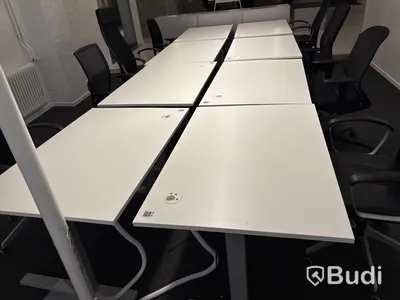 8 st. Arbetsplatser och 3 st. förvaringsskåp
