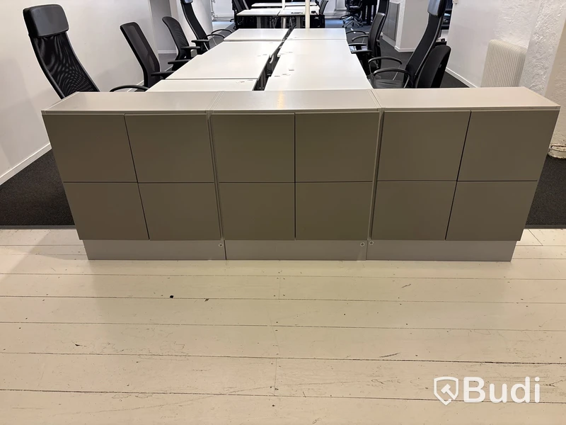 8 st. Arbetsplatser och 3 st. förvaringsskåp