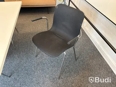 Konferensbord, whiteboard, 9 st stolar, tv på stativ och konferenssystem
