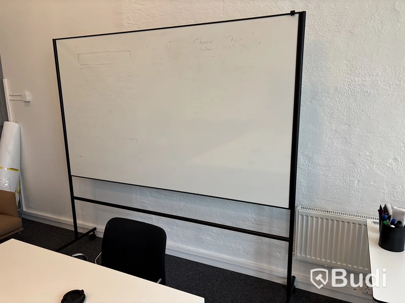 Konferensbord, whiteboard, 9 st stolar, tv på stativ och konferenssystem