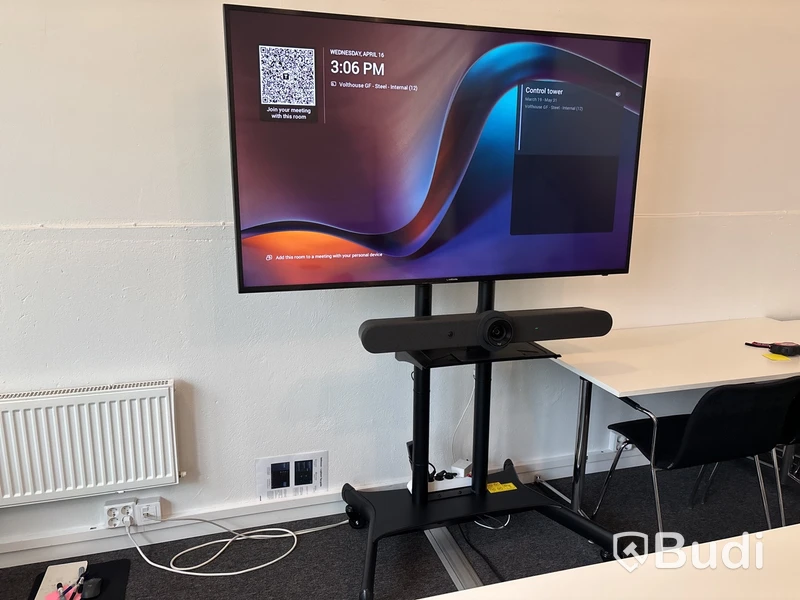 Konferensbord, whiteboard, 9 st stolar, tv på stativ och konferenssystem