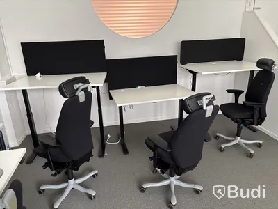 8 st. Arbetsplatser och whiteboardtavla