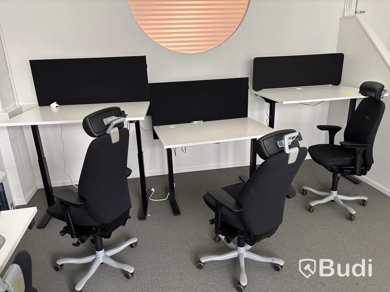 8 st. Arbetsplatser och whiteboardtavla
