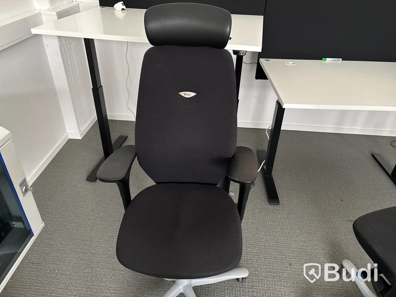 8 st. Arbetsplatser och whiteboardtavla