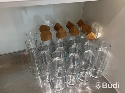 Parti med porslin och glas, inkl. flaskor på bänken