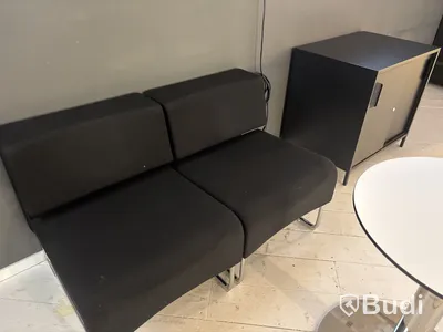 Soffa, bord och byrå