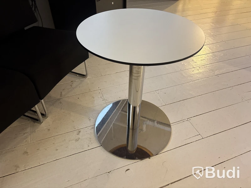 Soffa, bord och byrå