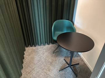 Bord, fåtölj Muuto och 2 st. gardiner