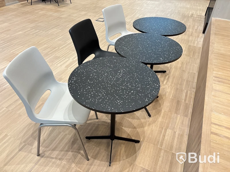 Cafébord och en stol RBM