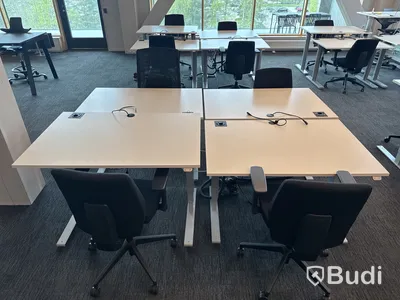 4 st. Höj- och sänkbara skrivbord och 4 st. Kontorsstolar