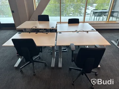 4 st. Höj- och sänkbara skrivbord och 4 st. Kontorsstolar