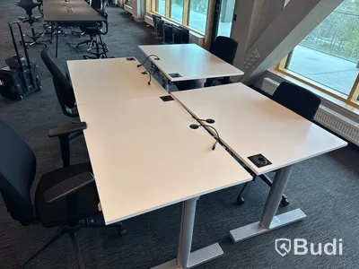 4 st. Höj- och sänkbara skrivbord och 4 st. Kontorsstolar