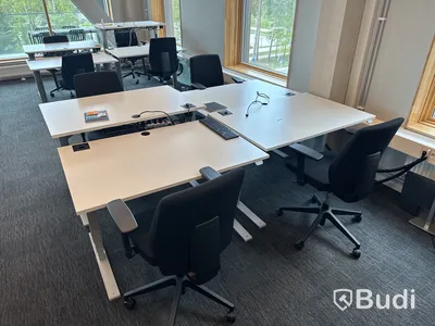 4 st. Höj- och sänkbara skrivbord och 4 st. Kontorsstolar