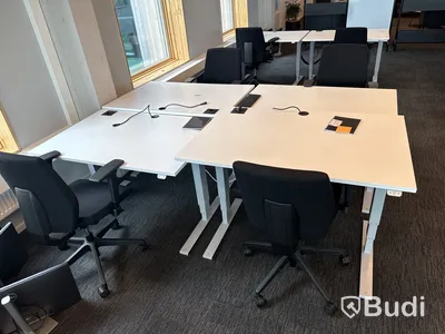 4 st. Höj- och sänkbara skrivbord och 4 st. Kontorsstolar