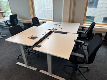4 st. Höj- och sänkbara skrivbord och 4 st. Kontorsstolar