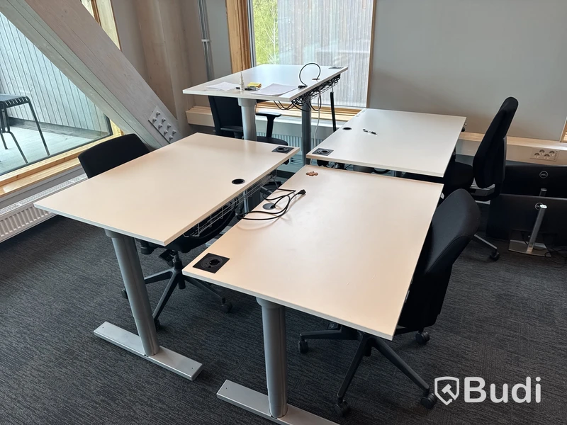 4 st. Höj- och sänkbara skrivbord och 4 st. Kontorsstolar