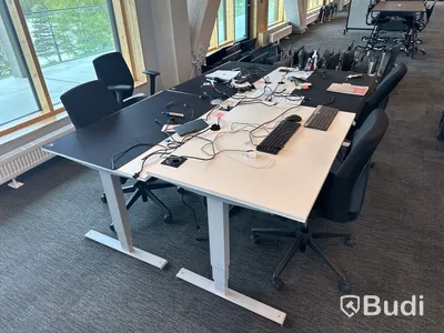 4 st. Höj- och sänkbara skrivbord och 4 st. Kontorsstolar