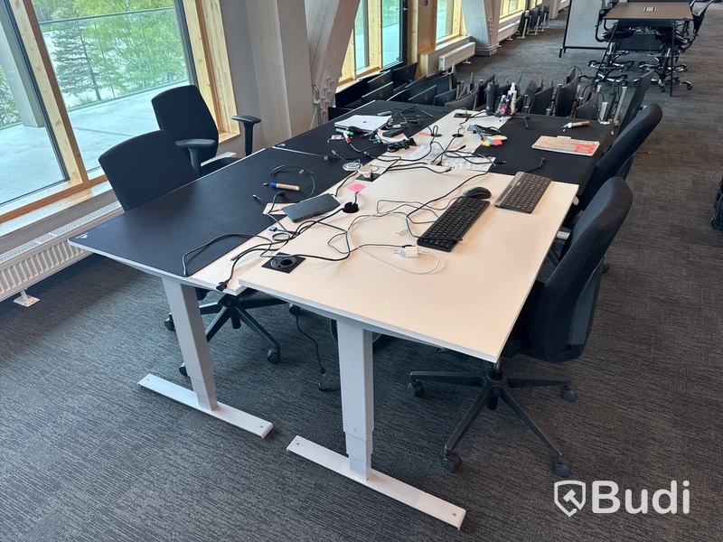 4 st. Höj- och sänkbara skrivbord och 4 st. Kontorsstolar