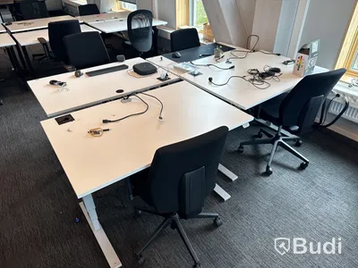 4 st. Höj- och sänkbara skrivbord och 4 st. Kontorsstolar