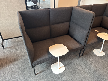 Ljudabsorberande soffa Fora form och bord