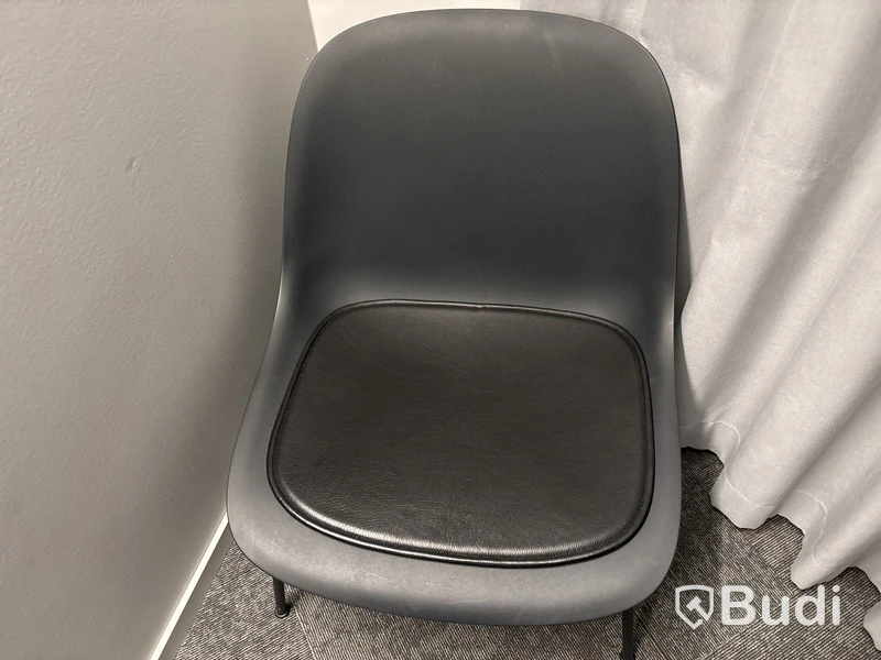 Bord, stol Muuto och 2 st. Gardiner