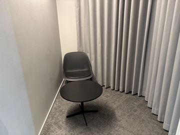 Bord, stol Muuto och 2 st. Gardiner