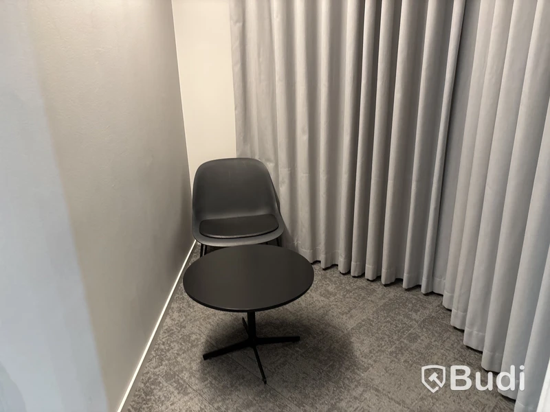 Bord, stol Muuto och 2 st. Gardiner