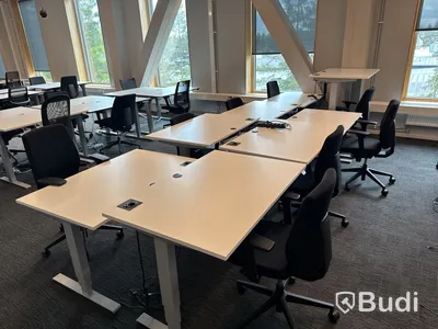 8 st. Höj- och sänkbara skrivbord och 8 st. kontorsstolar