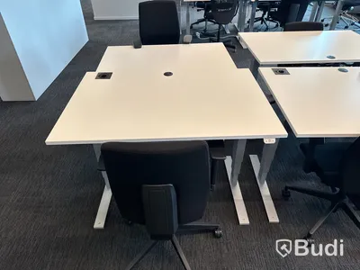 8 st. Höj- och sänkbara skrivbord och 8 st. kontorsstolar