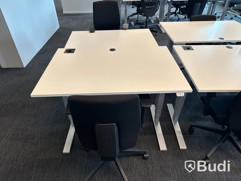 8 st. Höj- och sänkbara skrivbord och 8 st. kontorsstolar