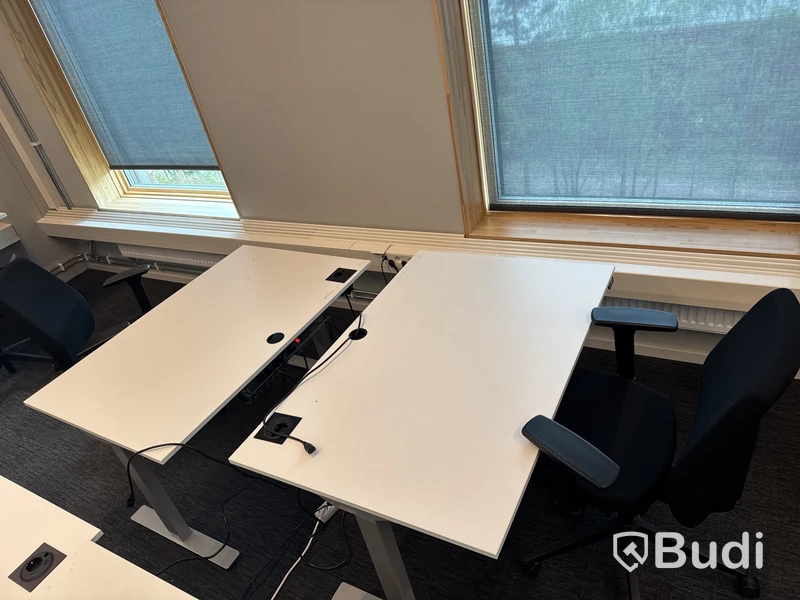 2 st. Höj- och sänkbara skrivbord och 2 st. Kontorsstolar