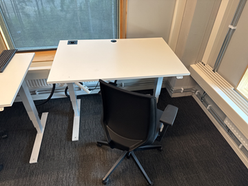 Höj- och sänkbart skrivbord och kontorsstol 