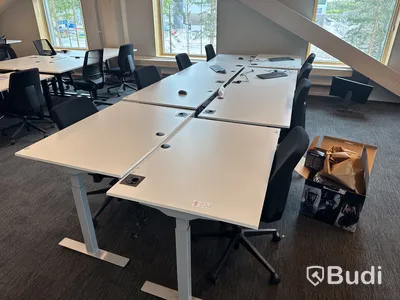 8 st. Höj- och sänkbara skrivbord och 8 st. kontorsstolar