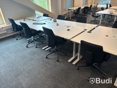 8 st. Höj- och sänkbara skrivbord och 8 st. kontorsstolar