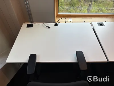 2 st. Höj- och sänkbara skrivbord, 2 st. kontorsstolar och lampa