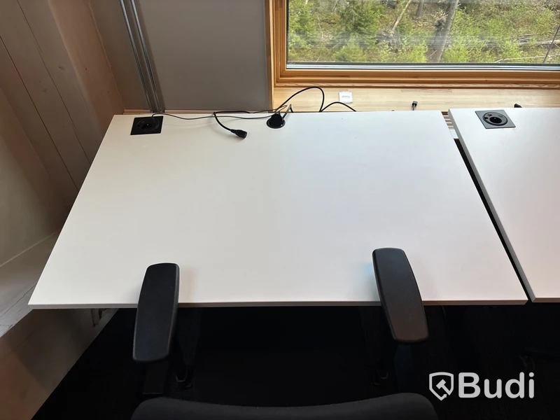 2 st. Höj- och sänkbara skrivbord, 2 st. kontorsstolar och lampa
